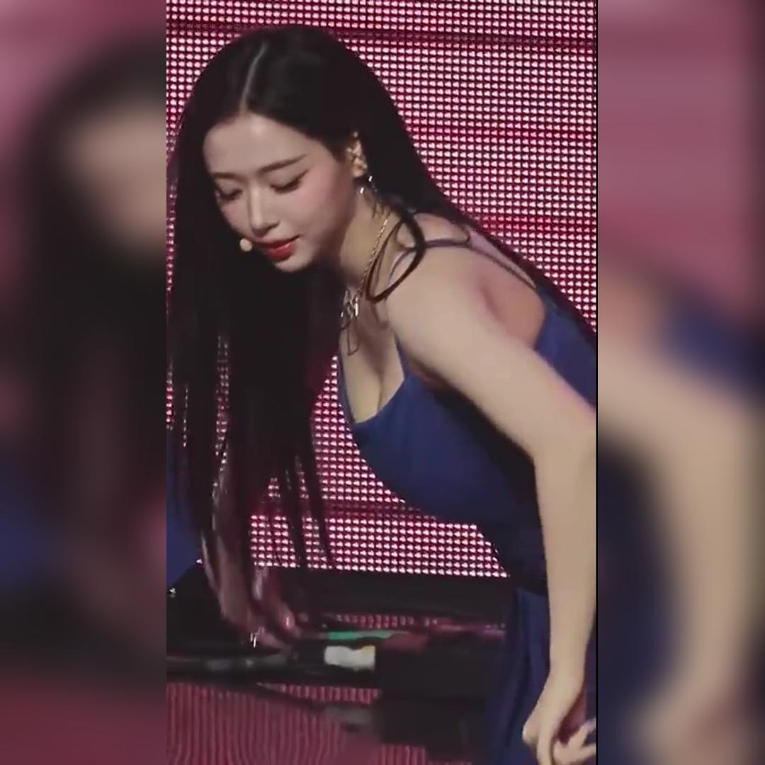 트리플에스 김채연 파란 끈원피스 숙이는 안무 아찔한 가슴골