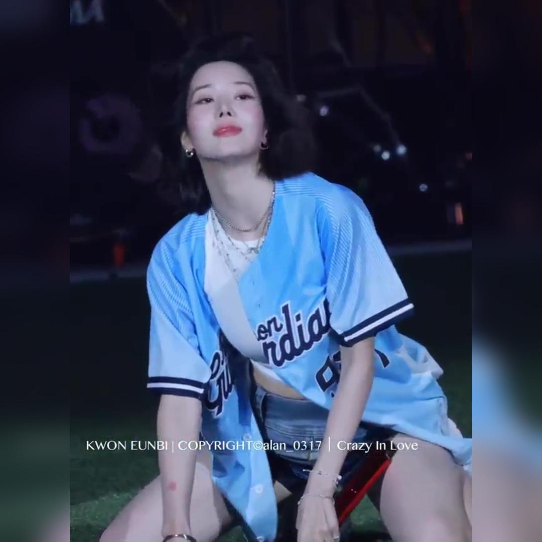 대만에서도 묵직함 뽐내는 권은비 흰 민소매 출렁이는 무빙