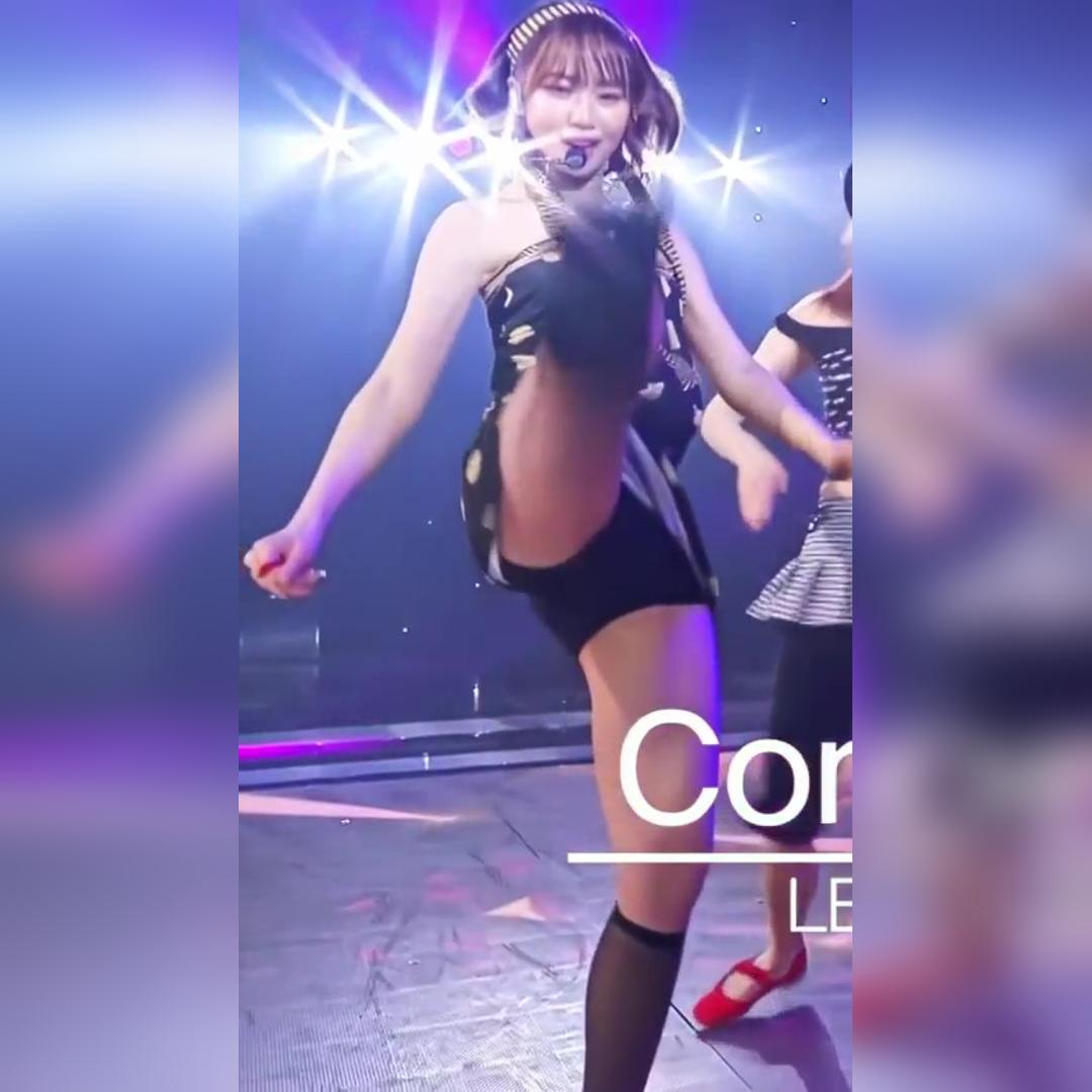 앞발차기하는 물방울 원피스 검정 속바지 르세라핌 김채원