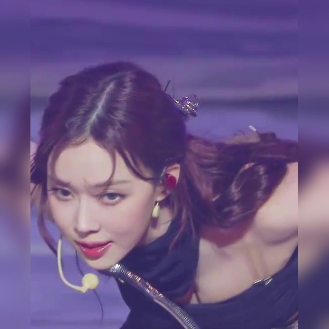 앞으로 숙이는 홀터넥 에스파 윈터