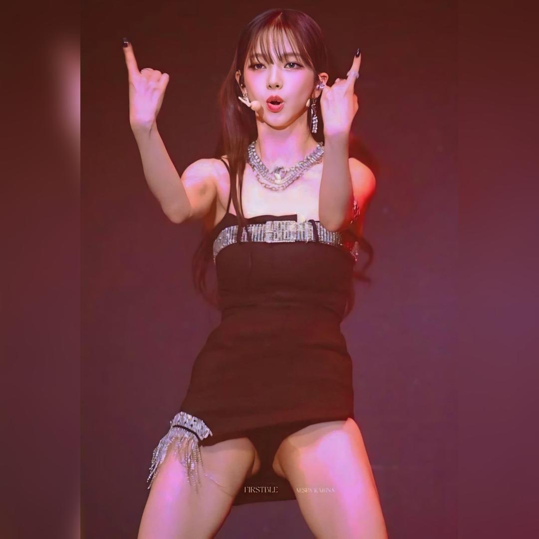 갓 더 비트 에스파 카리나 앞에서 보이는 엉밑살