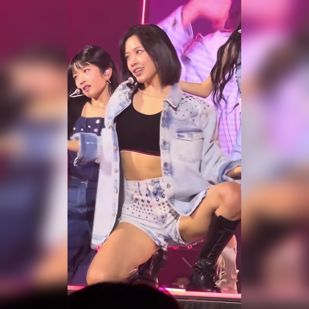 아이브 안유진 올 청청패션안에 화끈한 탱크탑 의상