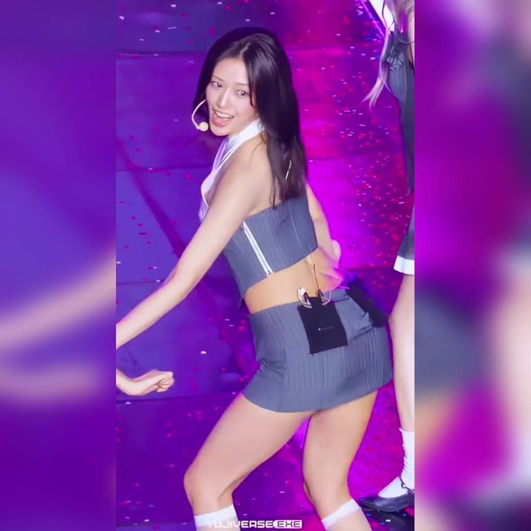 위에서 찍은 아이브 안유진 세로줄무늬 초미니 건강한 꿀벅지