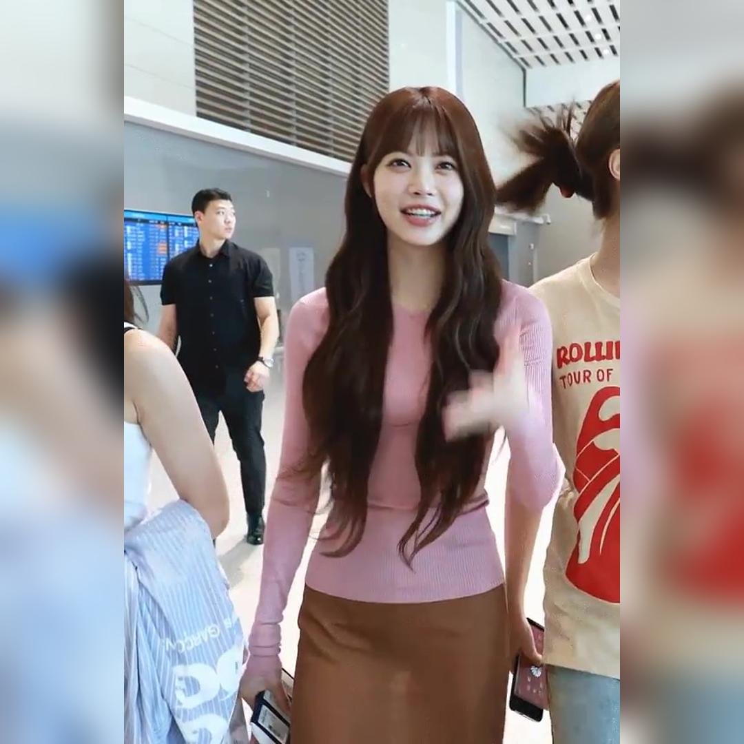 베이지색 초미니 역광에 Y존 다 비치는 르세라핌 홍은채 – 공항