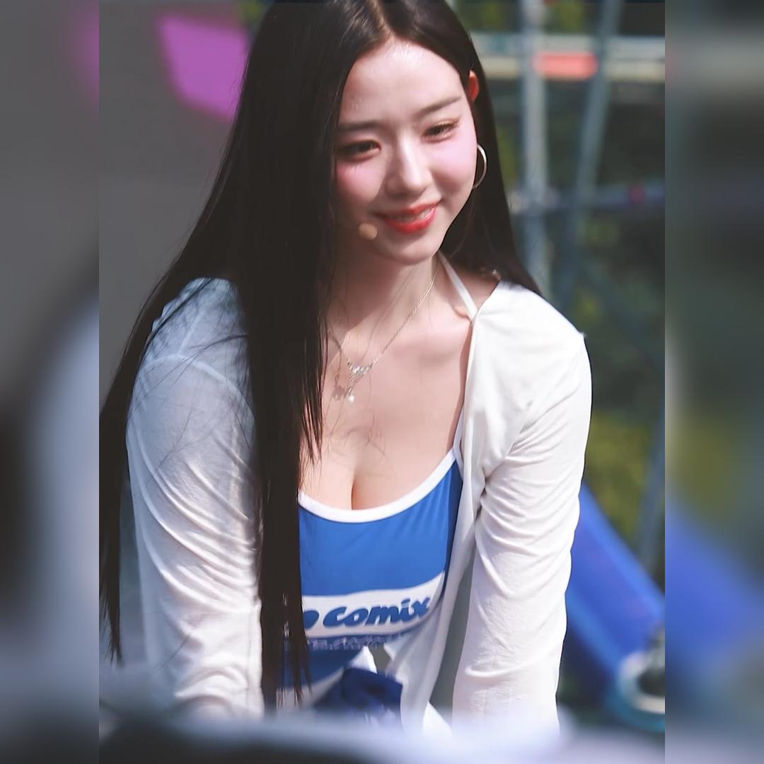 숙여주는 트리플에스 김채연 파란수영복 상의 가슴골