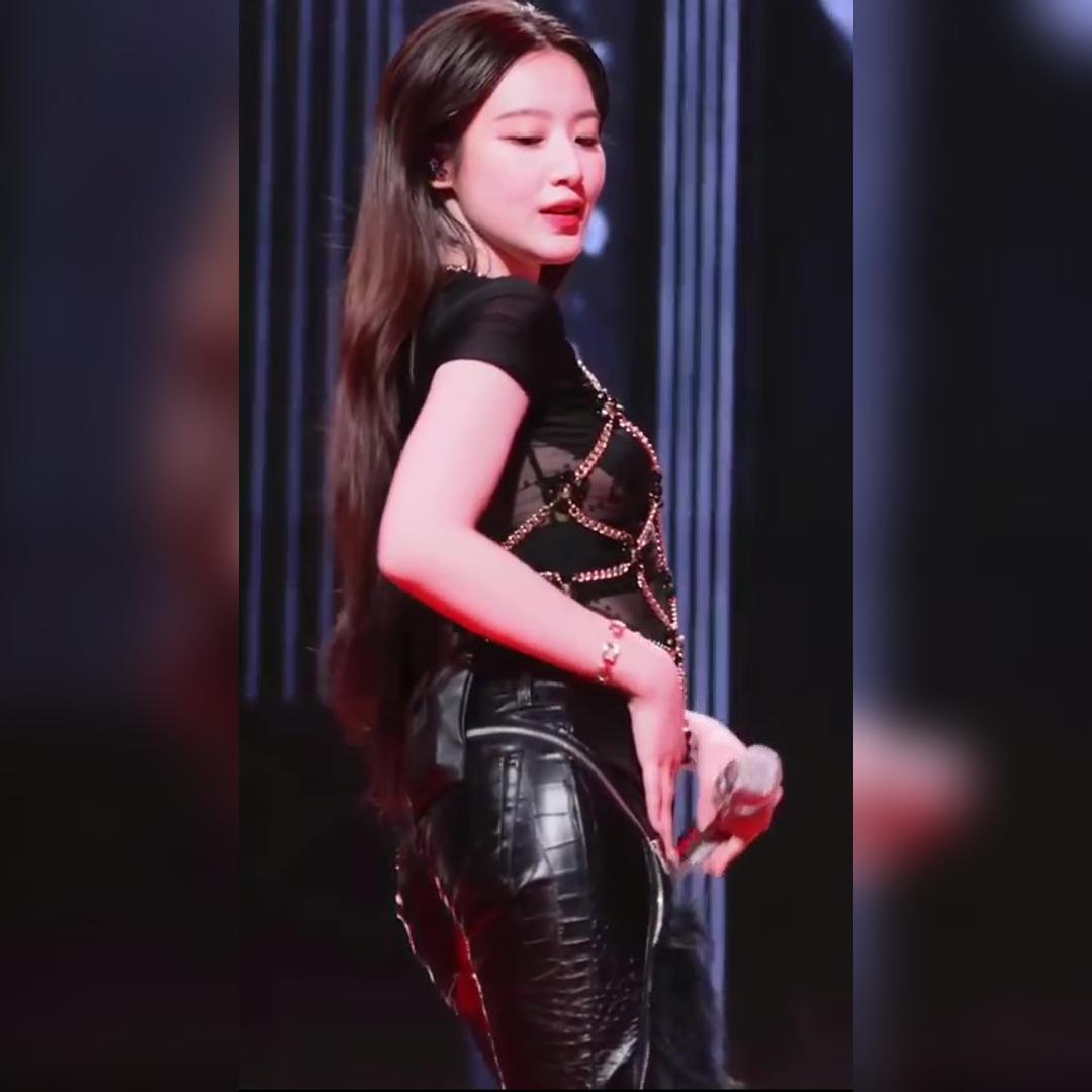 금장 검정 시스루 모노키니…사이드붑 노출한 아이들 슈화