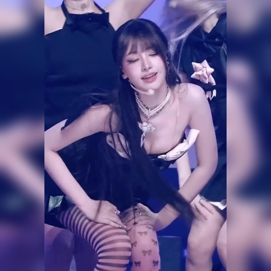 블랙 서큐버스룩 아이브 리즈 숙이는 역대급 가슴골 노출