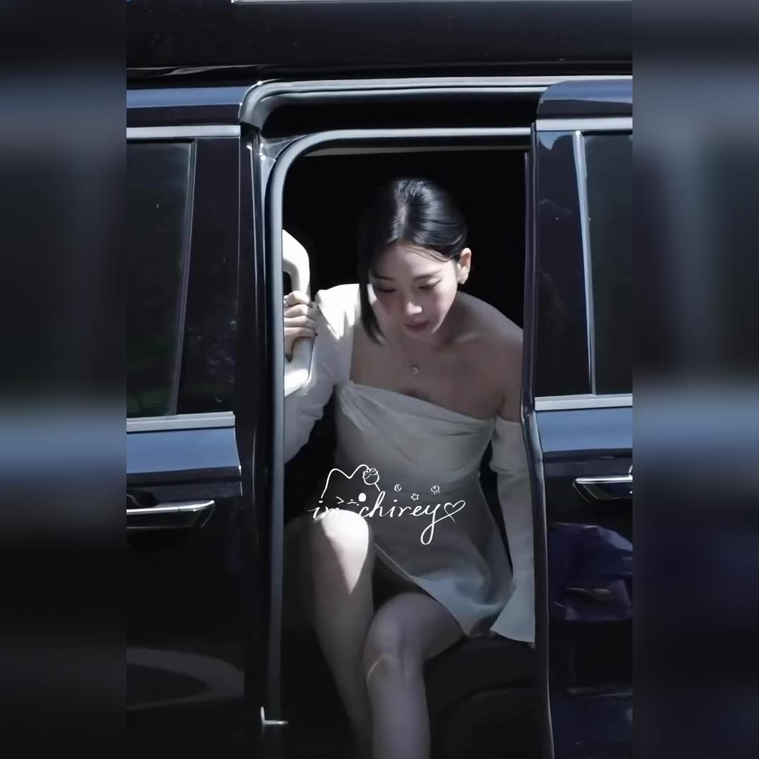 차에서 내리는 화이트 원오프숄더 원피스 에스파 카리나 야벅지