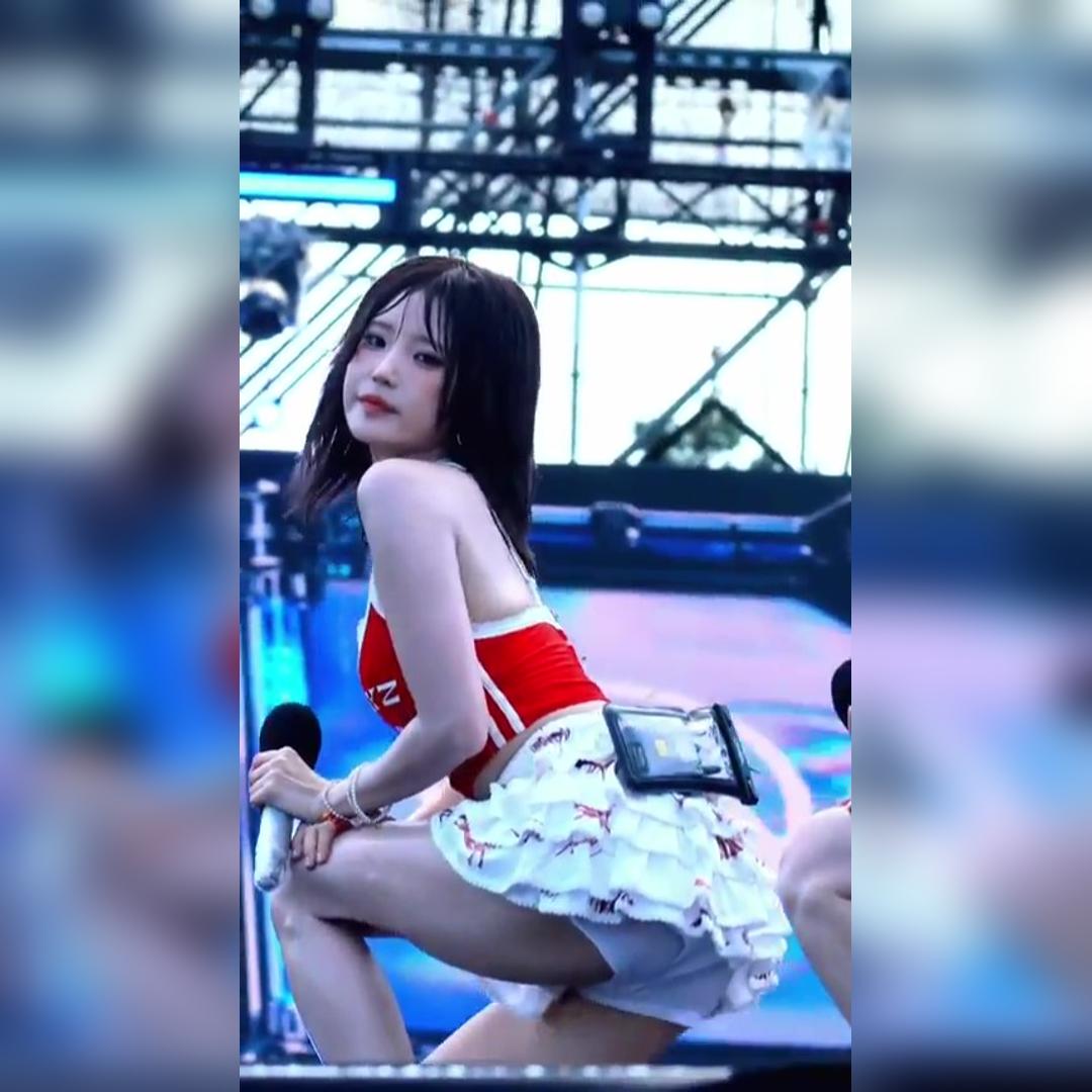 빨간 끈나시 프릴 초미니 찰랑이는 뽀얀 살결 프로미스나인 송하영