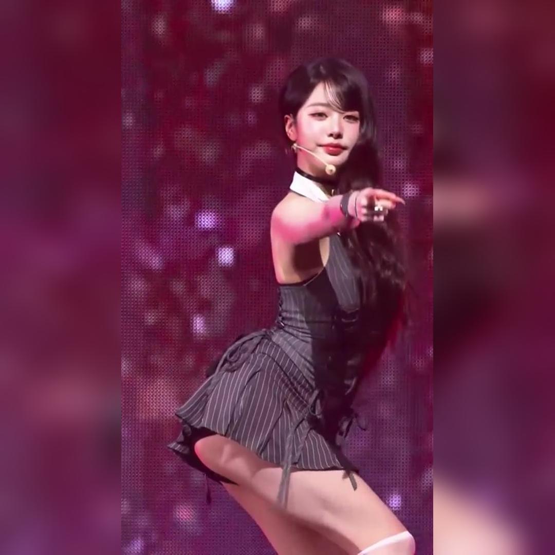 살랑거리는 회색 스트라이프 의상 검속 엉밑살 아이브 장원영