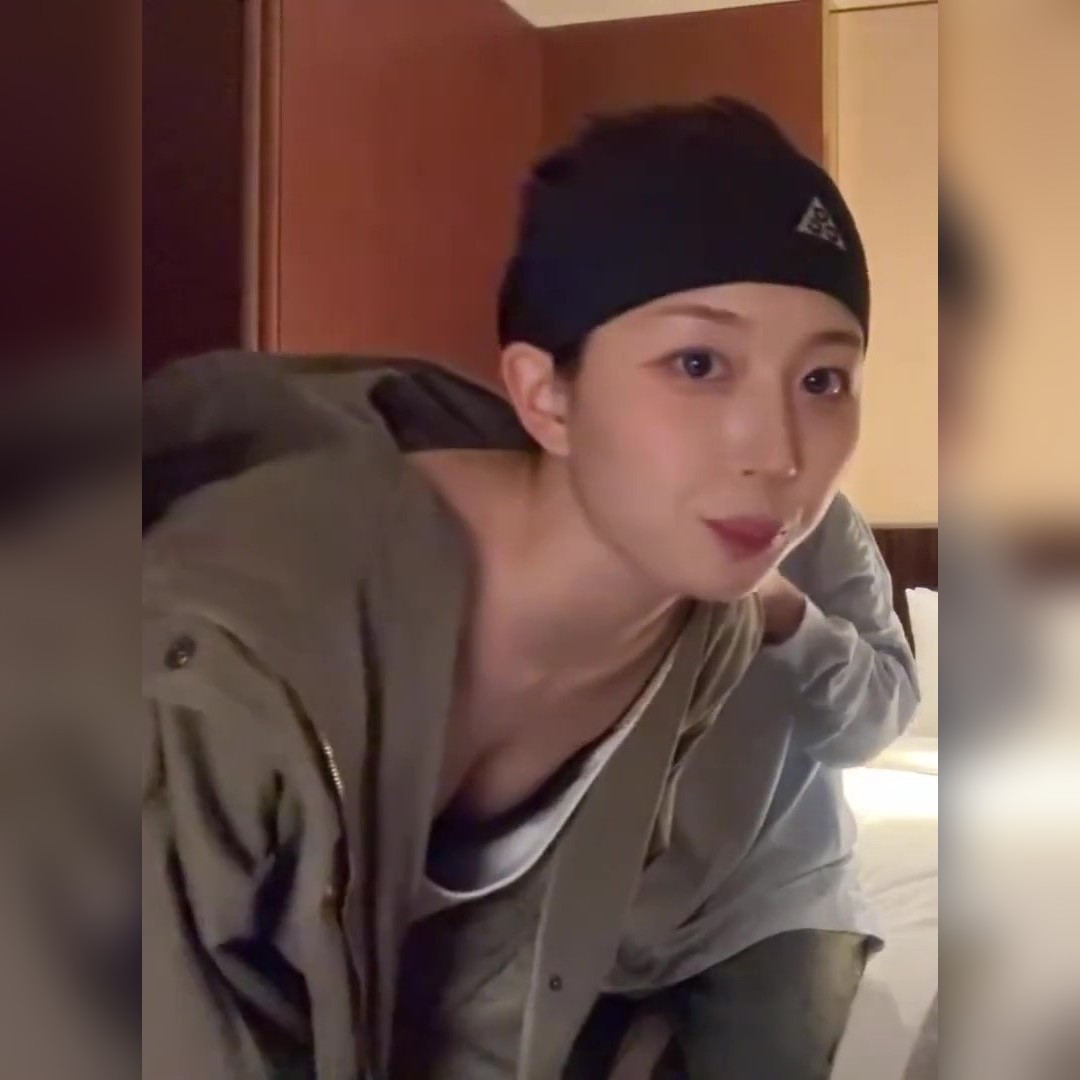 인스타 라이브 방송중에 자꾸 가슴골과 허벅지를 방심한 엔믹스 해원