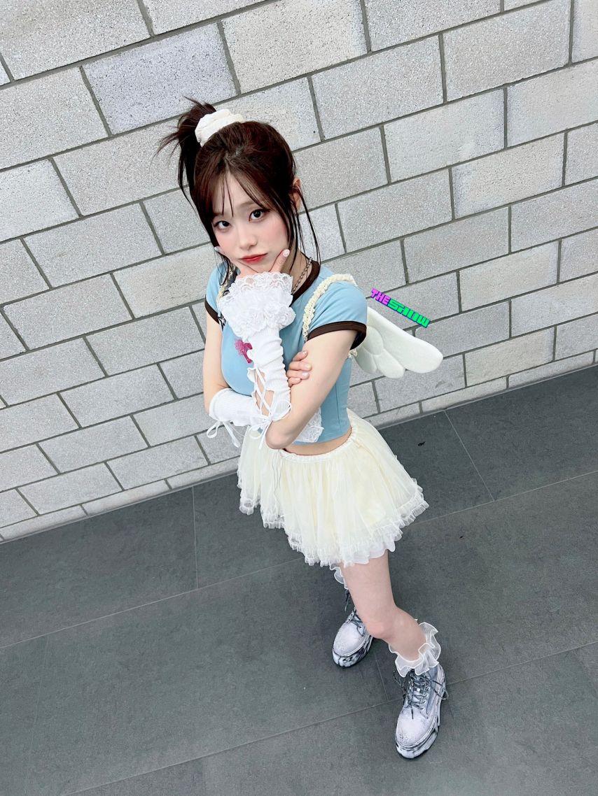 흰 날개 단 포니테일 츄…봉긋한 하늘색 크롭티 은근한 바운스