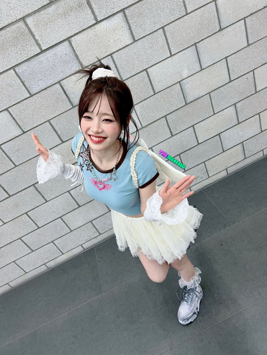 흰 날개 단 포니테일 츄…봉긋한 하늘색 크롭티 은근한 바운스