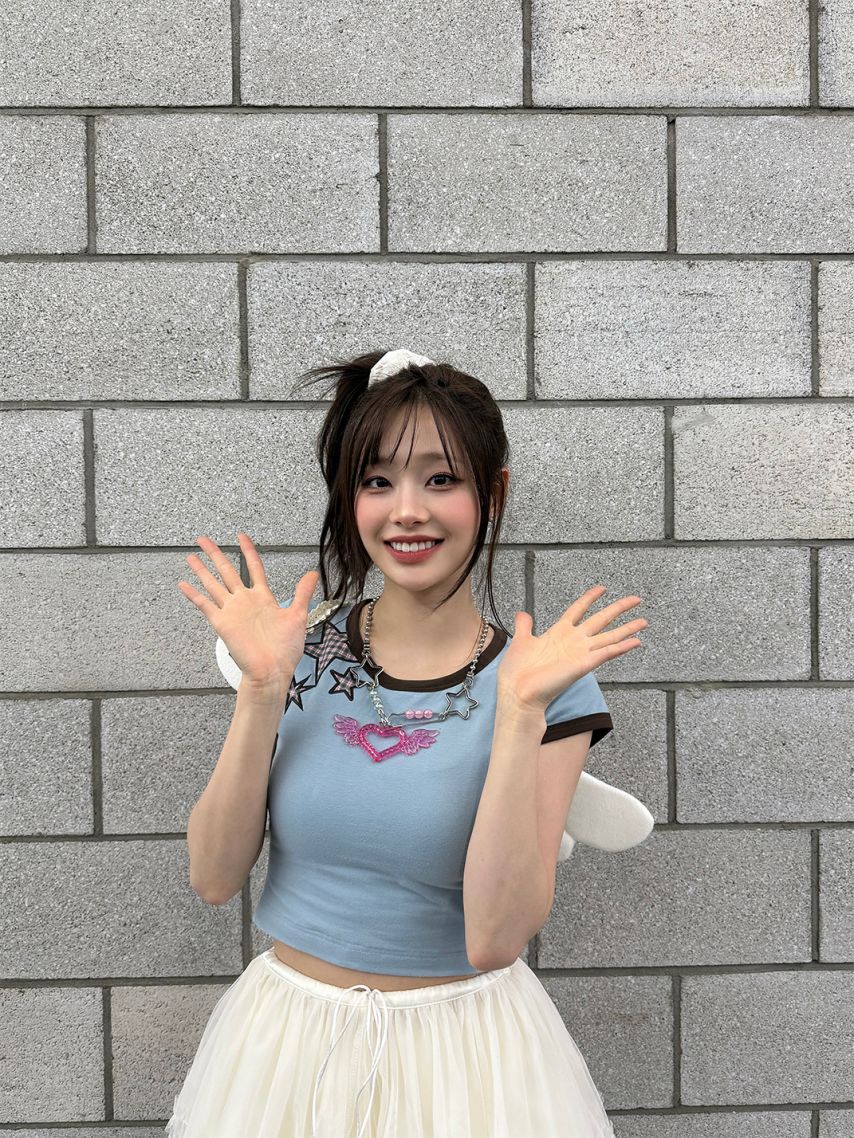 흰 날개 단 포니테일 츄…봉긋한 하늘색 크롭티 은근한 바운스