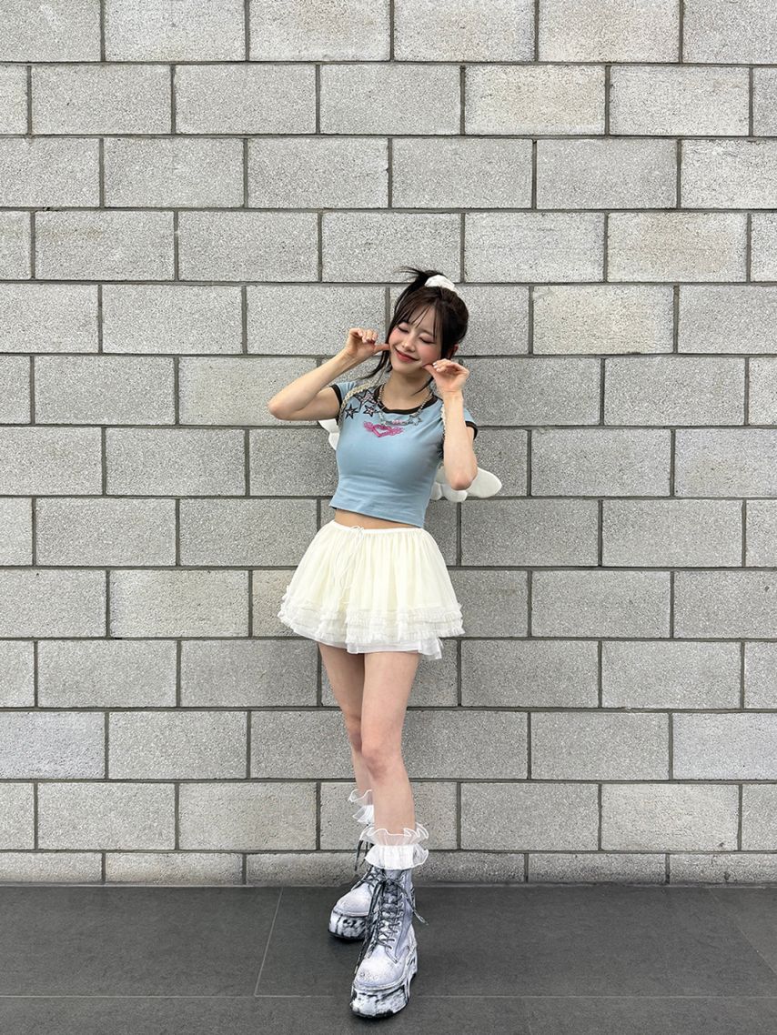 흰 날개 단 포니테일 츄…봉긋한 하늘색 크롭티 은근한 바운스