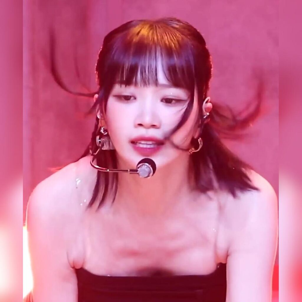 르세라림 채원 가슴골 보여주며 기어오는 안무