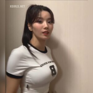 권은비 반팔티가 터질꺼 같은 묵직한 브이라이브 방송