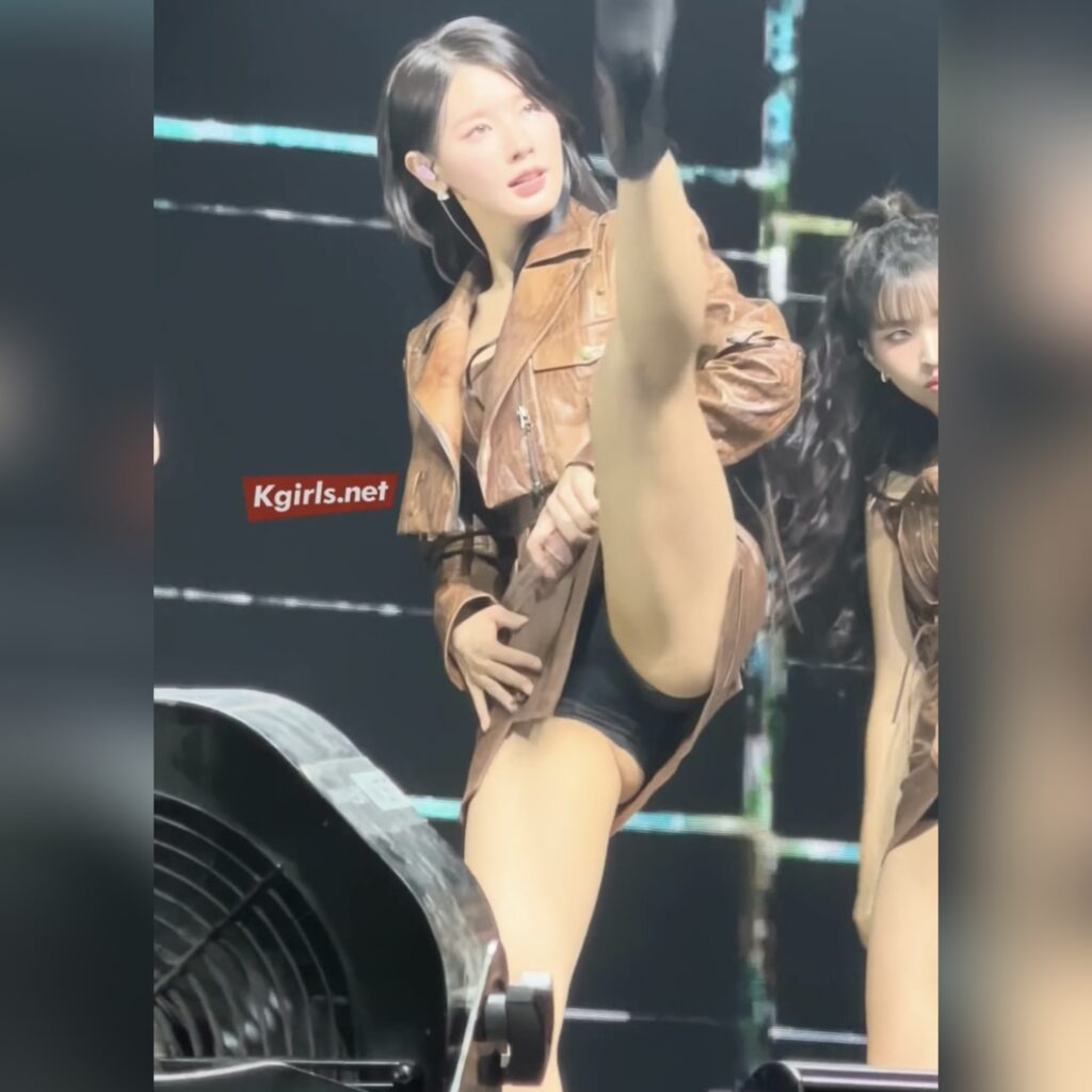 가죽치마 입고 발차기 하는 미연