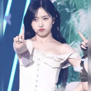 아찔하게 끈이 내려간 엔믹스 오해원