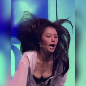 숙여서 팬서비스 하는 사나