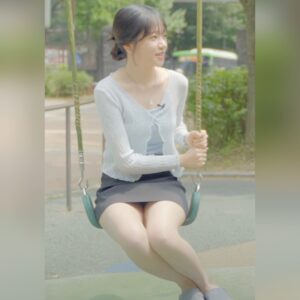 많이 짧은 회색치마를 입고 그네 타는 조유리