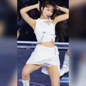 김채원 너무 선명하게 보이는 직캠