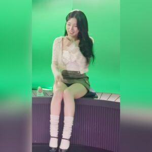 너무 짧은 치마를 입고 인터뷰하는 미연