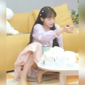 잠옷입고 방심하다 잠옷 속  보여준 츄