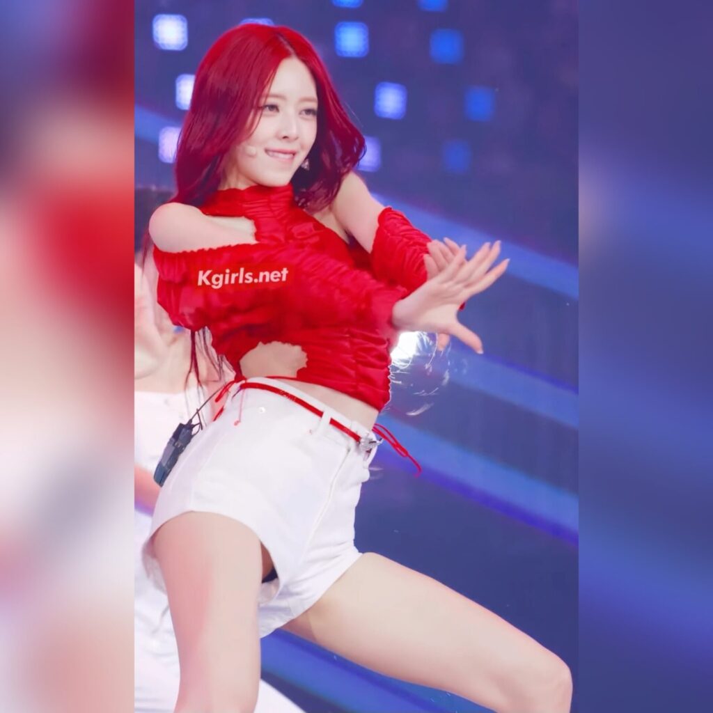 잇지 유나 헐렁한 흰 반바지 틈 속 검정 무언가 ㄷㄷ