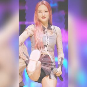 많이 짧은 치마 입고 발차기 하는 하이키 휘서