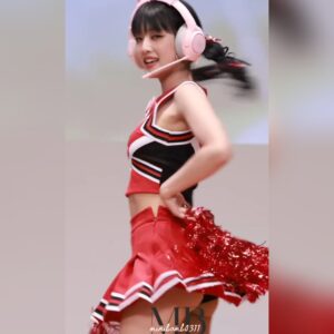 여자아이들 민니 치마 입고 한바퀴 도는 빨간 치어리더 컨셉