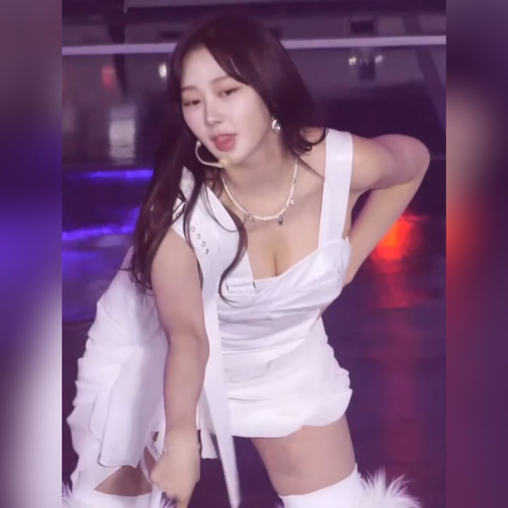 에스파 지젤 순백 원피스 입고 숙이는 안무