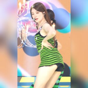 정말 하얀 슈화 연두색 스트라이프 의상