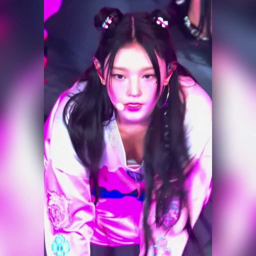 헐렁한 유니폼 입고 숙이는 뉴진스 해린