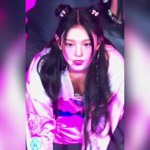 헐렁한 유니폼 입고 숙이는 뉴진스 해린