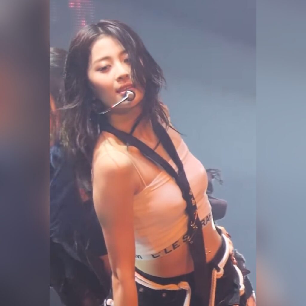 르세라핌 허윤진 봉긋함 의상