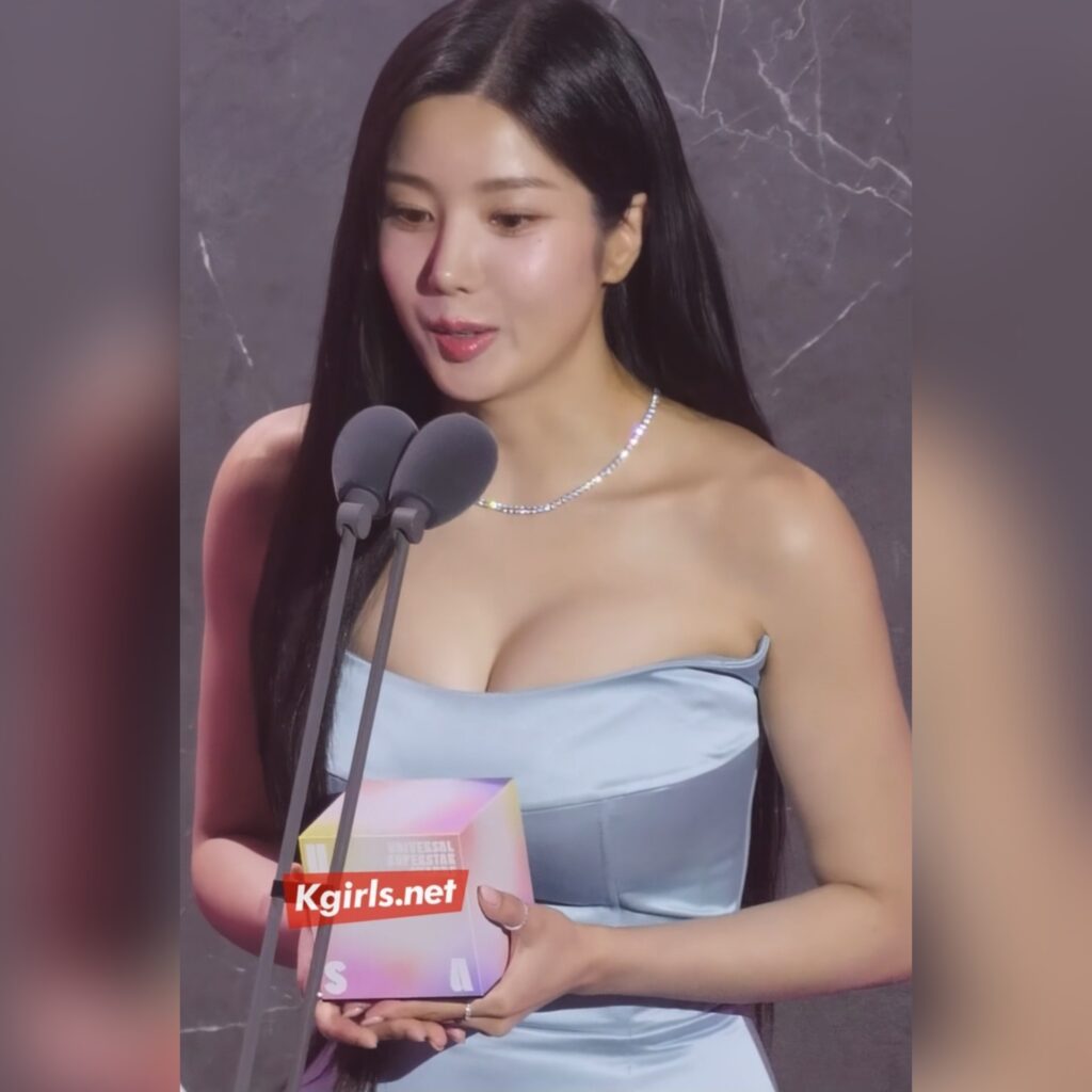 상받는 오프숄더 권은비