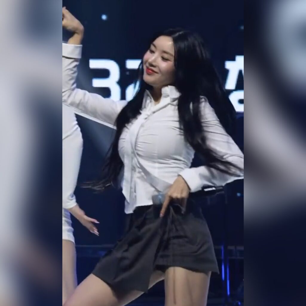 흰색 셔츠 터질라 하는 권은비 정장 비서 의상