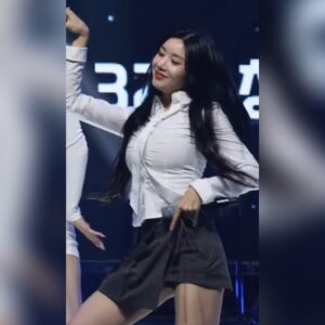 흰색 셔츠 터질라 하는 권은비 정장 비서 의상