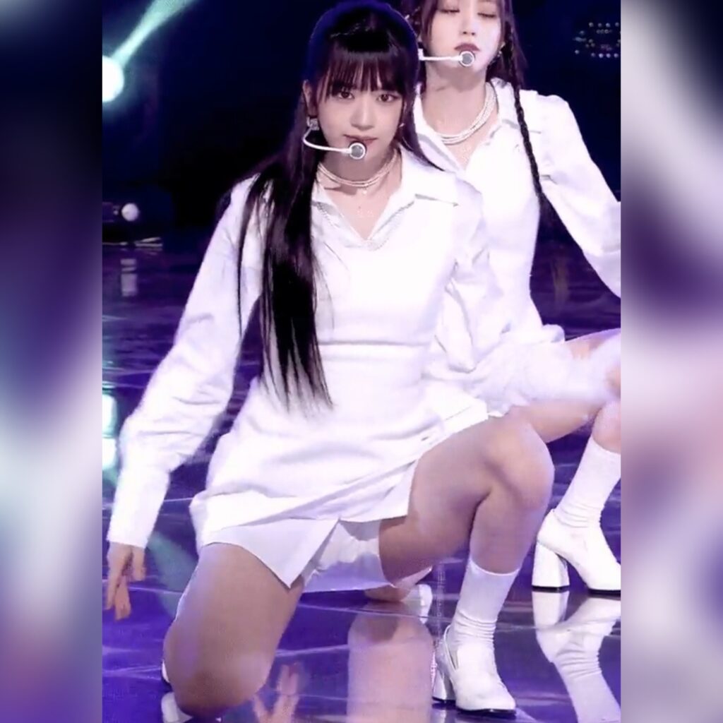 안유진 쩍벌안무 흰 순백 의상