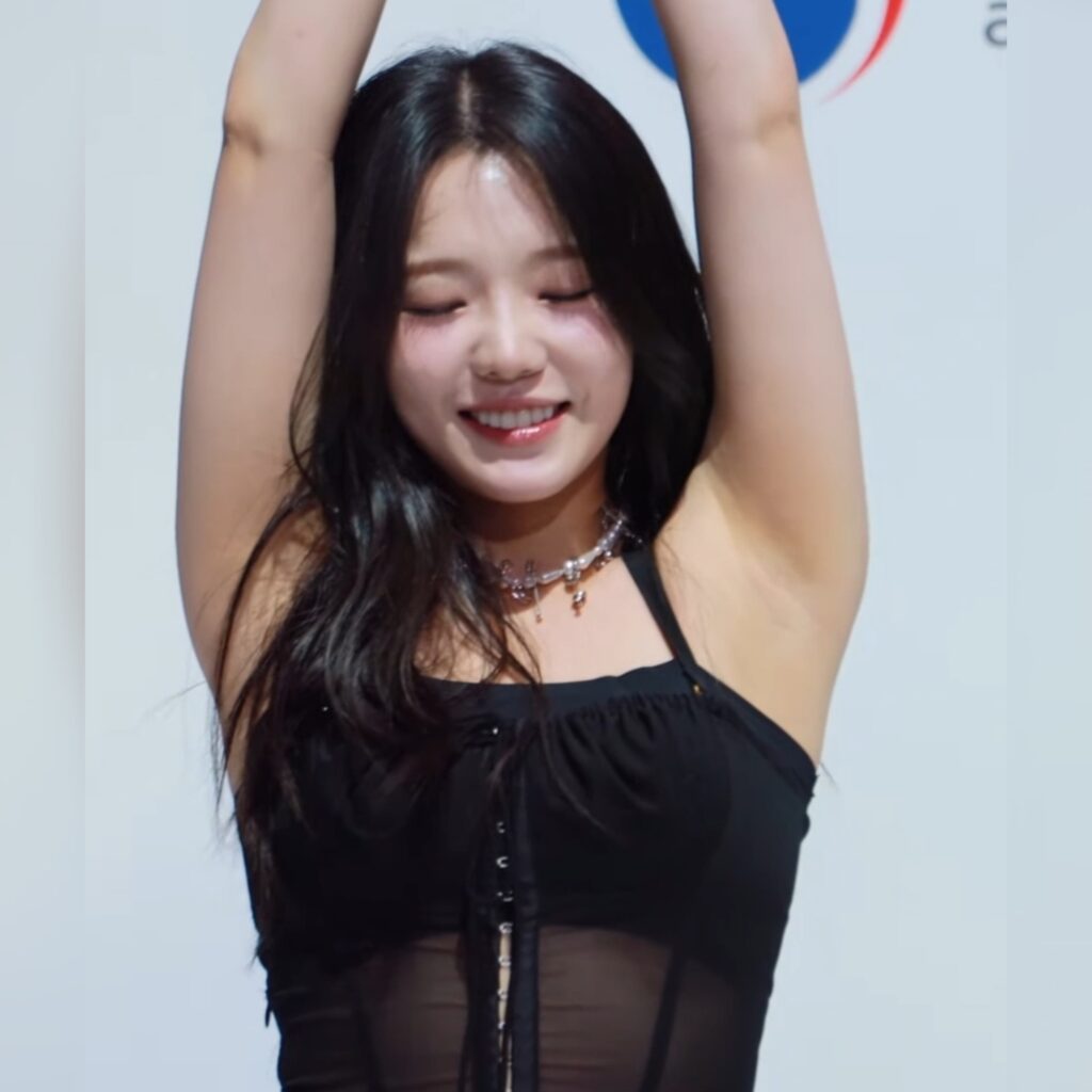 팔올려 겨드랑이 보여주는 프로미스나인 노지선