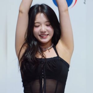 팔올려 겨드랑이 보여주는 프로미스나인 노지선