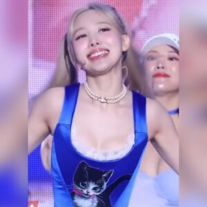 트와이스 나연 고양이 프린팅 의상이 돋보이는 의상