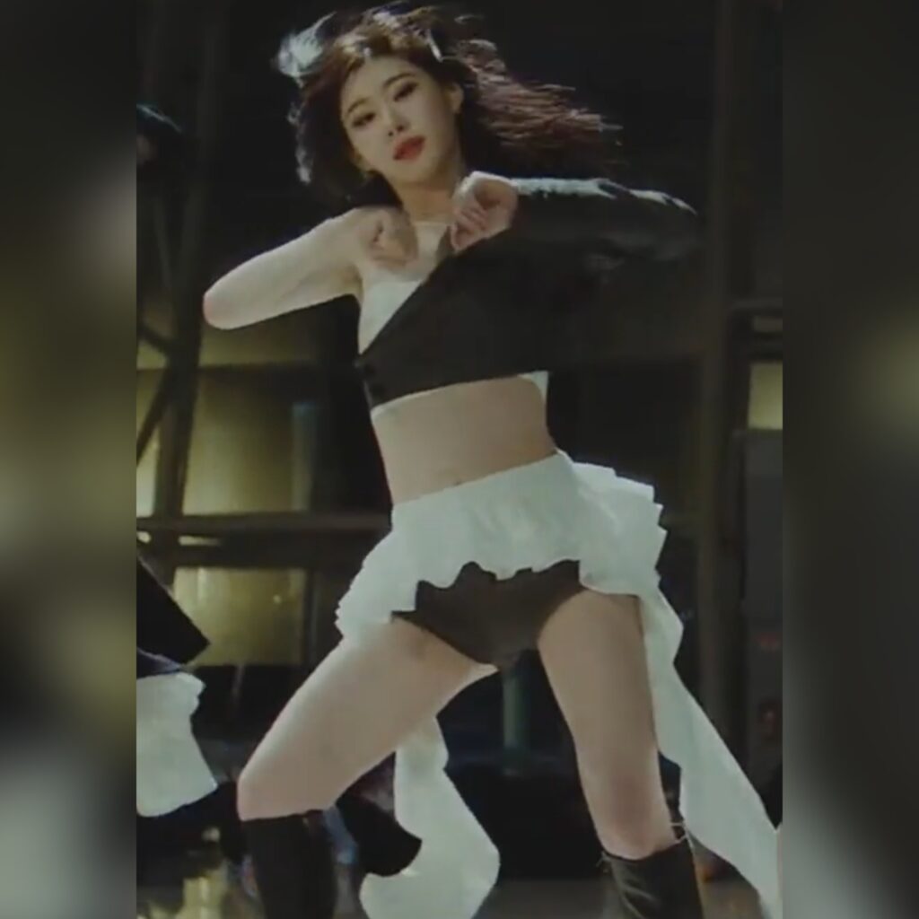 있지 채령 속바지 보다 짧은 의상