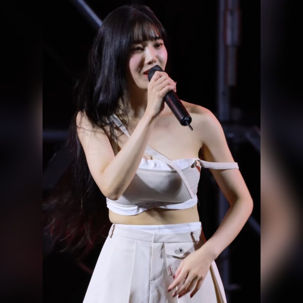 머리 만지다 가슴끈이 내려간 권은비