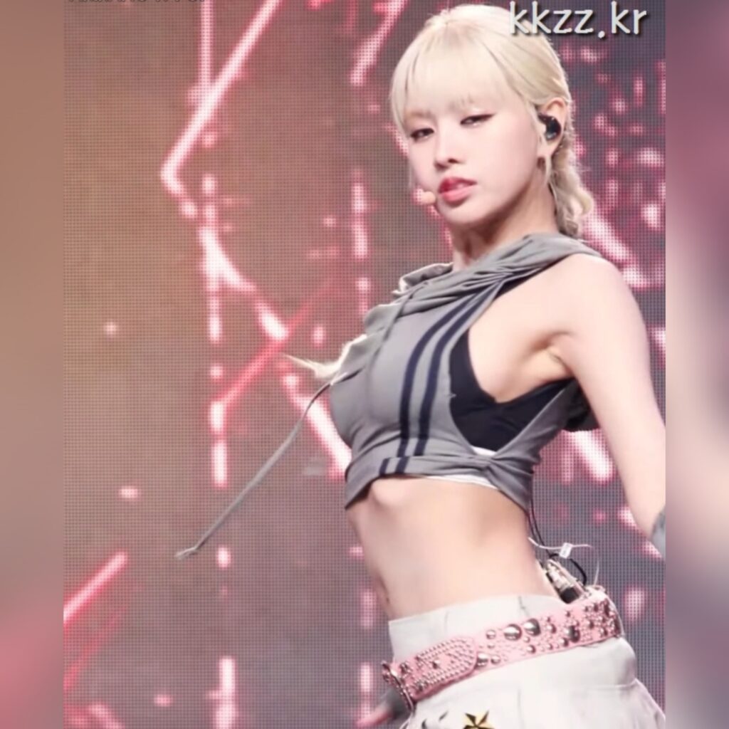 크롭탑 옆라인이 돋보이는 키스오브라이프 나띠