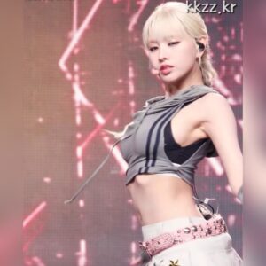 크롭탑 옆라인이 돋보이는 키스오브라이프 나띠