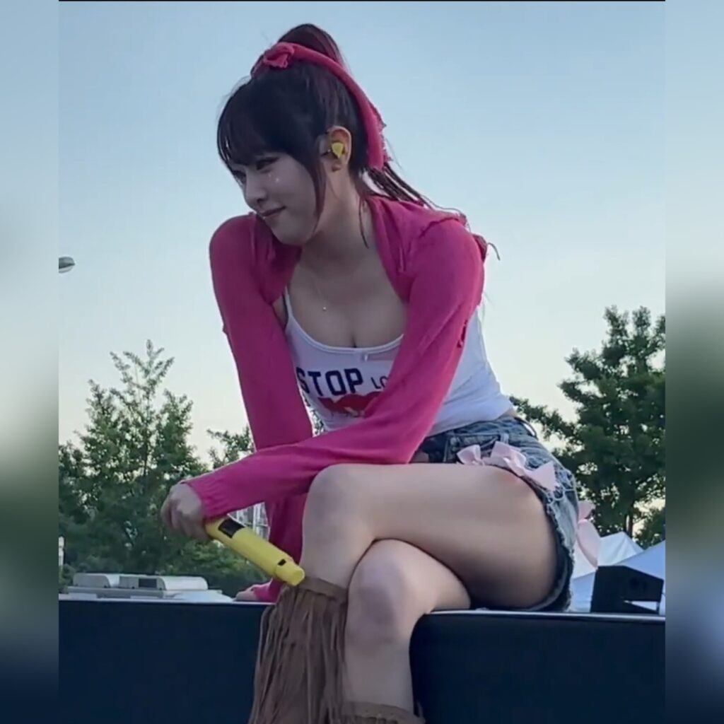 최예나 가천대 행사 시원한 가슴골