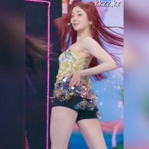 르세라핌 허윤진 속바지만 입고 나오는 건강한 하체