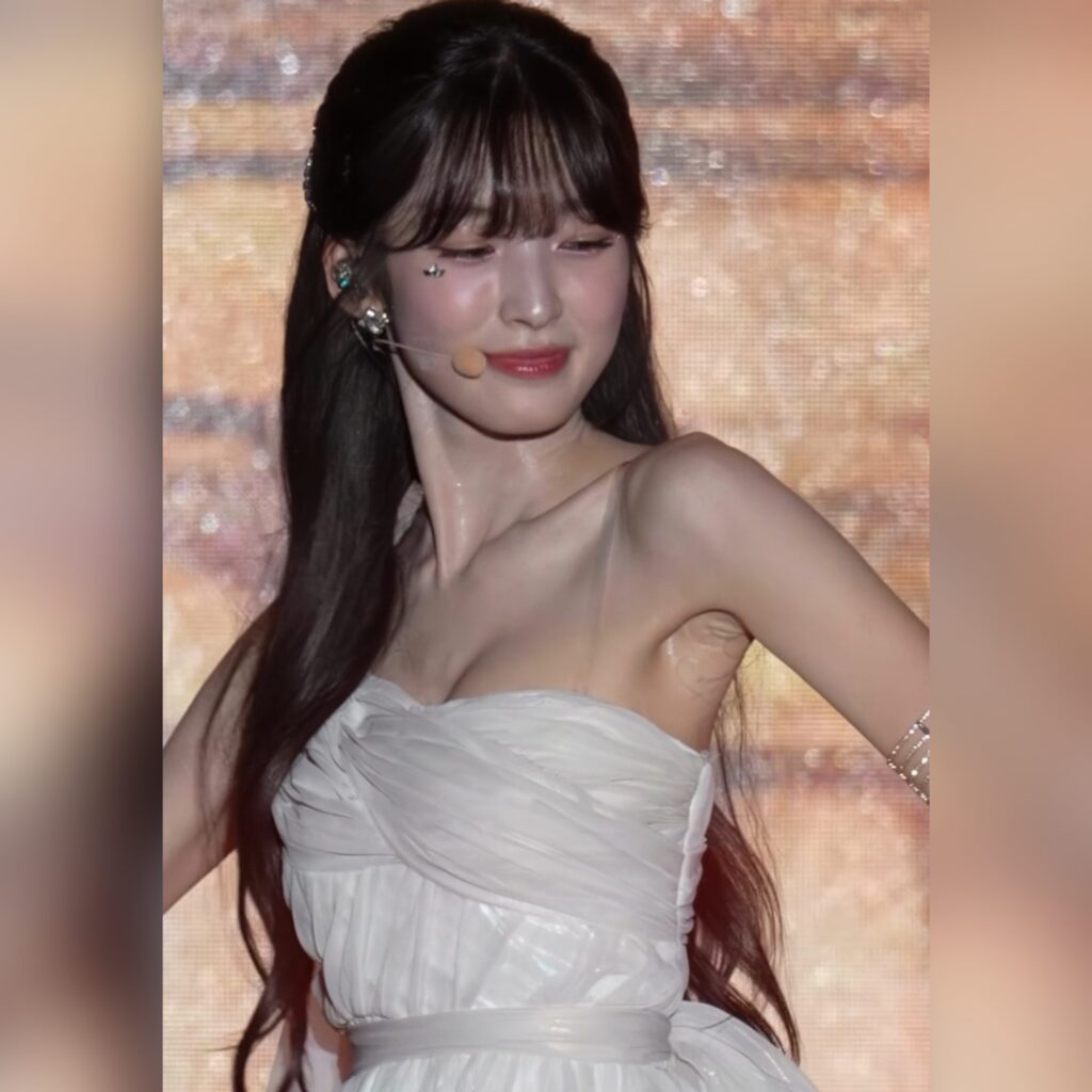 겨드랑이 부터 가슴골까지 땀 범벅이 된 오마이걸 아린